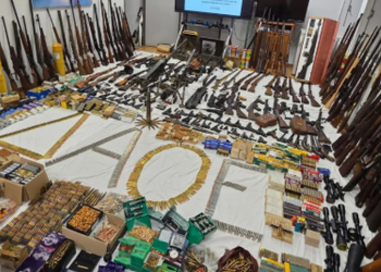 Policia greke zb discovers një pensionist me mbi 170 armë, 15.500 fishekë dhe barut.