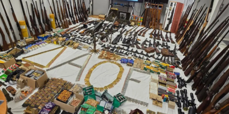 Policia greke zb discovers një pensionist me mbi 170 armë, 15.500 fishekë dhe barut.