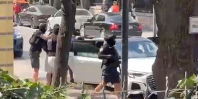 Policia në Korçë kryen operacion, mobilizohen forca të shumta për arrestimin e një të kërkuari