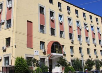 Policia qëllon me armë për të shpëtuar nga kontrolli, Gjykata e Durrësit merr vendimin për Ardit Domin dhe Lorenc Çalin.