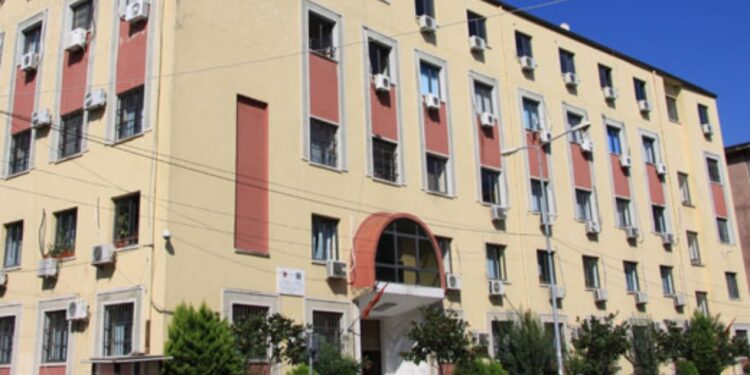 Policia qëllon me armë për të shpëtuar nga kontrolli, Gjykata e Durrësit merr vendimin për Ardit Domin dhe Lorenc Çalin.