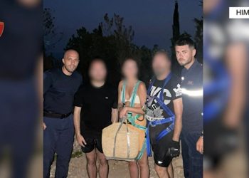 Policia shpëton tre turistë të huaj të bllokuar në një zonë të thepisur në plazhin e Akuariumit.