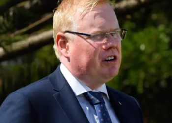 Politikani australian jep dorëheqjen pasi shpallet fajtor për sulmin seksual ndaj dy të rinjve.