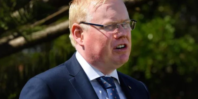 Politikani australian jep dorëheqjen pasi shpallet fajtor për sulmin seksual ndaj dy të rinjve.