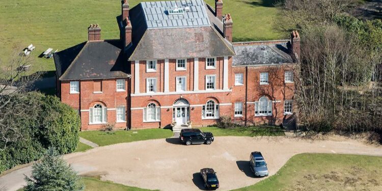 Princi William po planifikon të transferohet në Forest Lodge, britanikët të brengosur për fatin e Pallatit Buckingham.