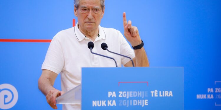 Prishja e objektit me shpërthim në Vlorë: Reagimi i Berishës – "Të ishte bërë në vjeshtë, dëm për turizmin."