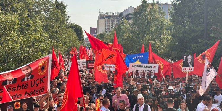 Protesta në Prishtinë kundër Gjykatës Speciale, lideri i Organizatatës së Veteranëve të UÇK-së: Histori e Kosovës po keqinterpretohet.