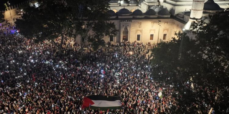 Protestë ndaj luftës në Izrael, mesazh për Netanjahun: Nëse pushton Gazën dhe pengjet vriten, do t'ju kërkojmë në rrugë.