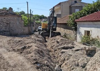 Protestë për Ujin! Banorët e fshatit Zvezdë në Maliq shprehin pakënaqësi ndaj projektit për shkak të cilësisë së dobët të punimeve.