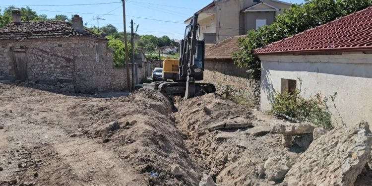 Protestë për Ujin! Banorët e fshatit Zvezdë në Maliq shprehin pakënaqësi ndaj projektit për shkak të cilësisë së dobët të punimeve.