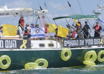 Protestë simbolike: Anijet me vela që sjellin familjarë të pengjeve afrohen Rripit të Gazës