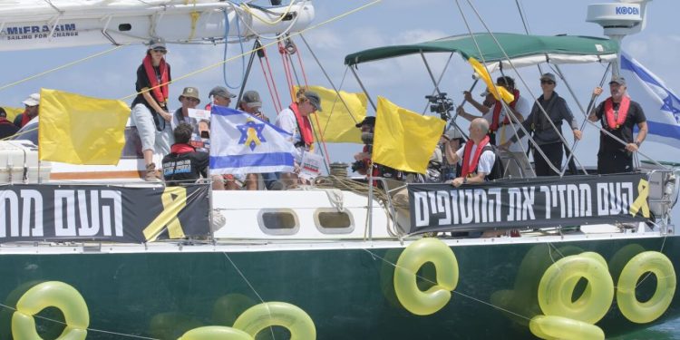 Protestë simbolike: Anijet me vela që sjellin familjarë të pengjeve afrohen Rripit të Gazës