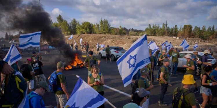 Protestuesit në Izrael kërkojnë armëpushim në Gazë dhe lirimin e pengjeve, mbi 61 mijë viktima nga sulmet.