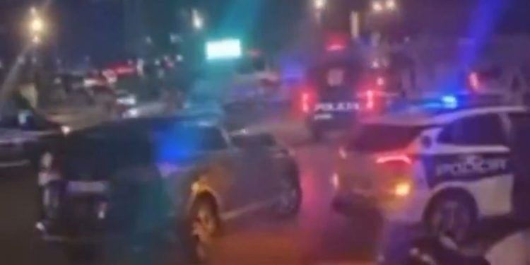 Provokimet me banderolën “Kosova është Serbi” dhe shkelja e bustit të Skënderbeut, autobusi i tifozëve polakë sulmohet në drejtim të Rinasit! Policia fillon hetimet