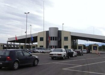Punimet në pikën kufitare të Qafë Thanës ndërpriten, pala maqedonase has probleme me sistemin e regjistrimit të hyrje-daljeve.