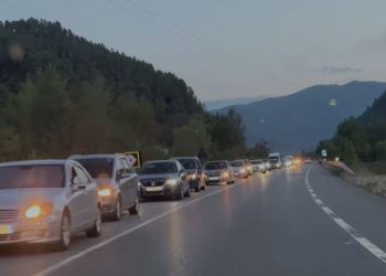 Pushuesit kosovarë lënë Velipojën dhe Shëngjin, trafik i dendur në Milot