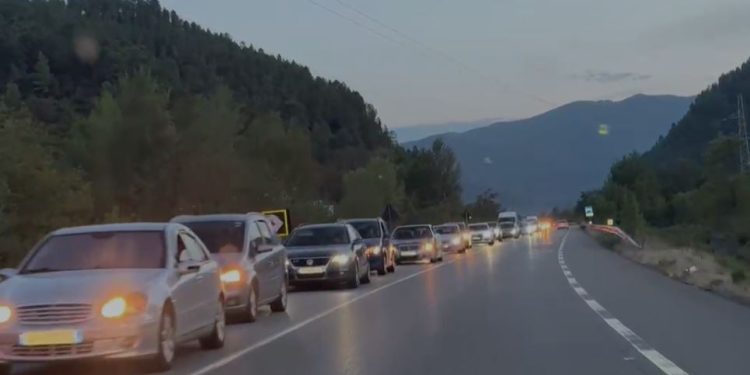 Pushuesit kosovarë lënë Velipojën dhe Shëngjin, trafik i dendur në Milot