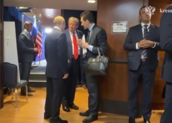 Putin i sëmurë? Momenti kur këmbët e presidentit rus dridhen gjatë takimit me Trump