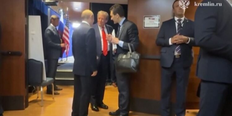 Putin i sëmurë? Momenti kur këmbët e presidentit rus dridhen gjatë takimit me Trump