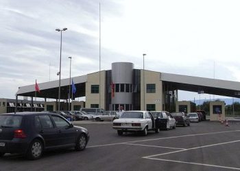 Qafë Thanë: Rritje e madhe e automjeteve në dalje nga Shqipëria, pritje të gjata në kufi