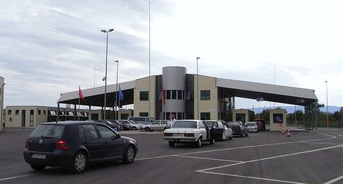 Qafë Thanë: Rritje e madhe e automjeteve në dalje nga Shqipëria, pritje të gjata në kufi