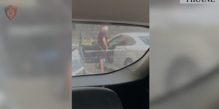 Qarkullonte i armatosur dhe kërcënoi një qytetar, arrestohet 27-vjeçari në Tiranë, e ndëshkohet edhe vëllai i tij.