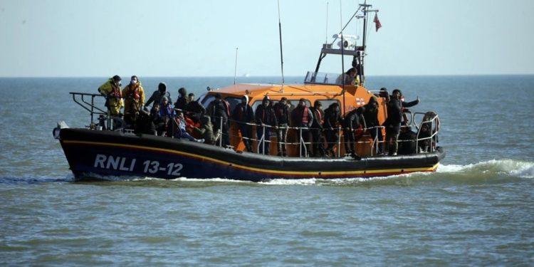 Qeveria Starmer investon 100 milionë paund për të luftuar emigracionin e paligjshëm në Angli