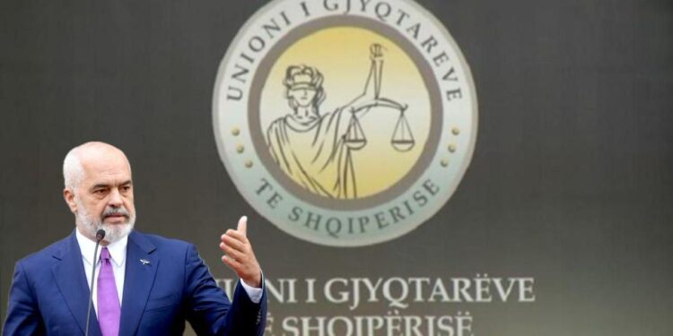 Rama përlau dy gjykatës të Tiranës për vendimet mbi ndërtimet pa leje, Unioni i Gjyqtarëve: Gjuhë e papranueshme, presion i dukshëm