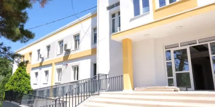 Rama publikon pamjet nga ndërtesa e spitalit të Lezhës: Pajisje moderne dhe kushte të avancuara për shërbim.