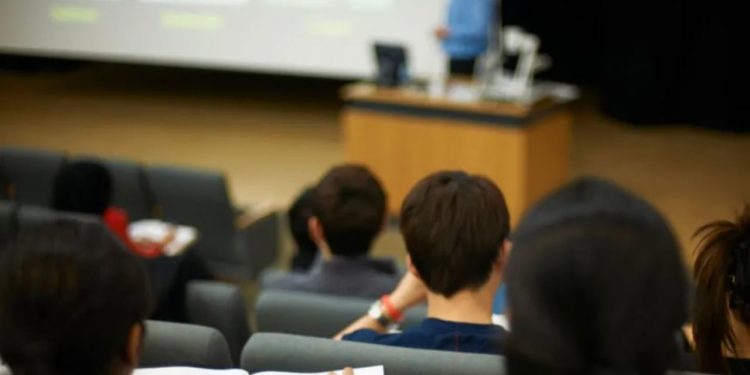 Raporti i publikuar: Studentët kinezë në Britani nën survejim nga qeveria e tyre! Kina i kërkon të raportojnë…