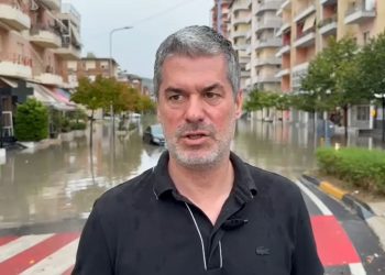 Reshjet e shiut shkaktojnë probleme në rrugët e Vlorës, kryebashkiaku Dredha apel për kujdes te qytetarët gjatë qarkullimit.