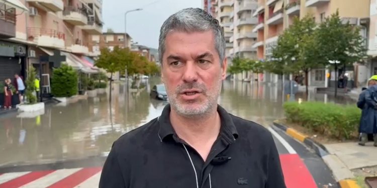 Reshjet e shiut shkaktojnë probleme në rrugët e Vlorës, kryebashkiaku Dredha apel për kujdes te qytetarët gjatë qarkullimit.