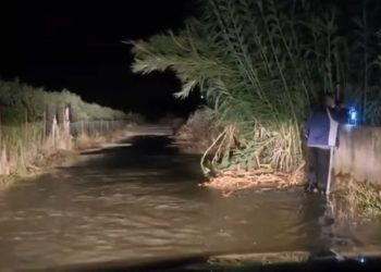 Reshjet shkaktojnë situatë emergjence në Vlorë, dy shtëpi dhe një biznes në rrezik për shkak të çarjes së kanalit në Xhyherinë.