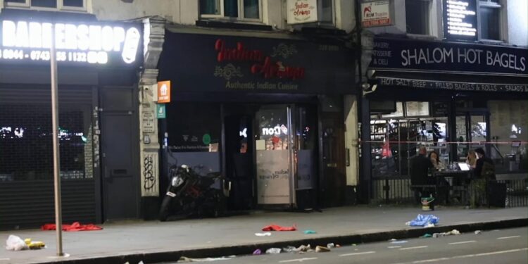 Restorant në Angli shpërthen në flakë, pesë persona të plagosur, autorët arrestohen