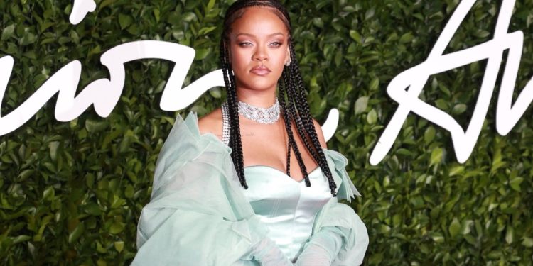 Rihanna kremton 20 vjetorin në muzikë: Shpreh mirënjohje për bekimin e Zotit në karrierën e saj.