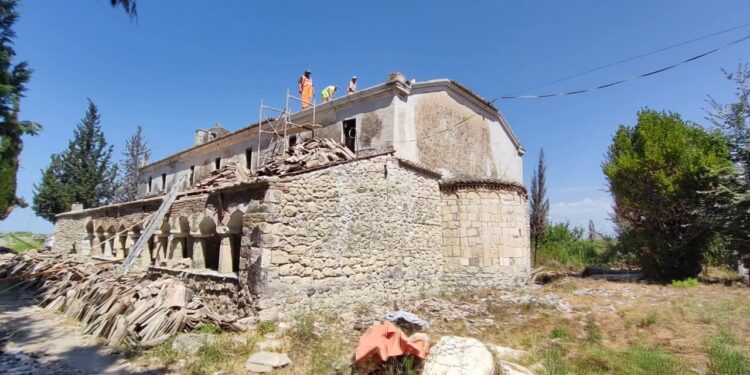 Rikthimi i kishës 1300-vjeçare! Pas një mbylljeje 5-vjeçare, nis restaurimi i kishës së Arrëzit në Lushnjë.
