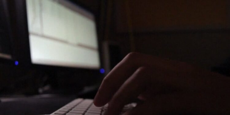 Rikthimi i skemave piramidale online: Qindra shqiptarë nën ndikim, ekspertët shpjegojnë mënyrën se si funksionojnë këto të mashtruara.