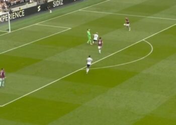 Rregulla të reja në Premier League! Portieri më shumë se 8 sekonda mban topin me dorë, ky është vendimi i gjyqtarit.