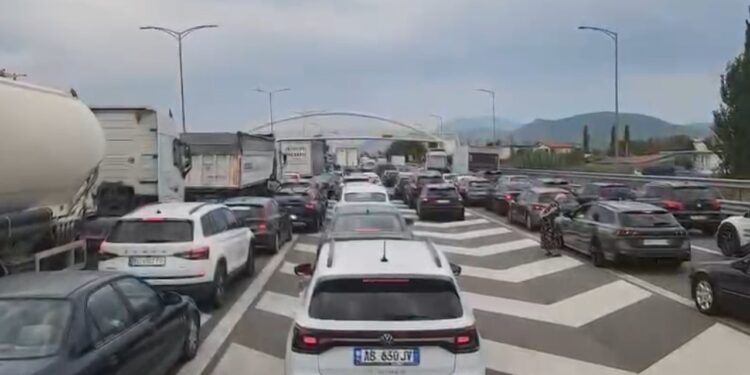 Rrëmujë në autostradën Fushë Milot- Lezhë, automjetet qëndrojnë të bllokuara për më shumë se dy orë