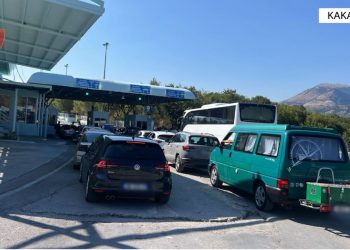 Rritje e fluksit të udhëtarëve në Kakavijë, policia kufitare: Po punojmë për të reduktuar radhët e gjata.