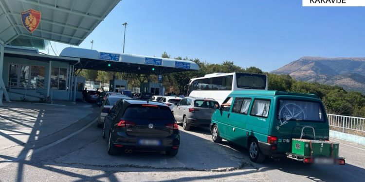 Rritje e fluksit të udhëtarëve në Kakavijë, policia kufitare: Po punojmë për të reduktuar radhët e gjata.