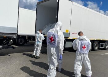 Rusia dhe Ukraina kryejnë një shkëmbim trupash të ushtarëve të rënë, Kievi merr 1,000, Moska 19.