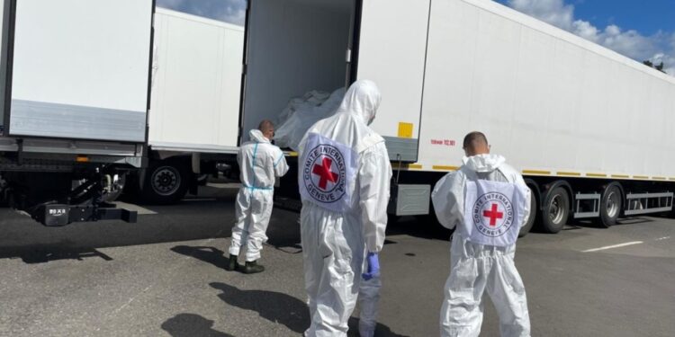 Rusia dhe Ukraina kryejnë një shkëmbim trupash të ushtarëve të rënë, Kievi merr 1,000, Moska 19.