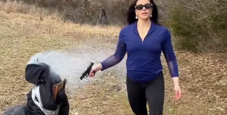 SHBA: Kandidatja e MAGA-s shkatërron Kuranin në një reklamë të çmendur dhe shkakton revoltë