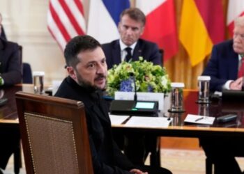 “SHBA i rekomandon Zelenskit të dorëzojë territoret jokritike”, thotë media amerikane: Presidentit ukrainas i është kërkuar të propozojë një kundër-ofertë.