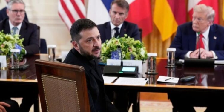 “SHBA i rekomandon Zelenskit të dorëzojë territoret jokritike”, thotë media amerikane: Presidentit ukrainas i është kërkuar të propozojë një kundër-ofertë.