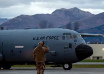 SHBA “zbarkon” në Anchorage për takim historik! Trump dhe Putin do të mblidhen në bazën ushtarake amerikane.