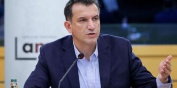 “SPAK refuzon t'i dorëzojë Veliajt kopjen fizike të dosjes hetimore”, avokatët e kryebashkiakut shpjegojnë: Kemi vetëm një USB, nuk mund ta dërgojmë në izolim.