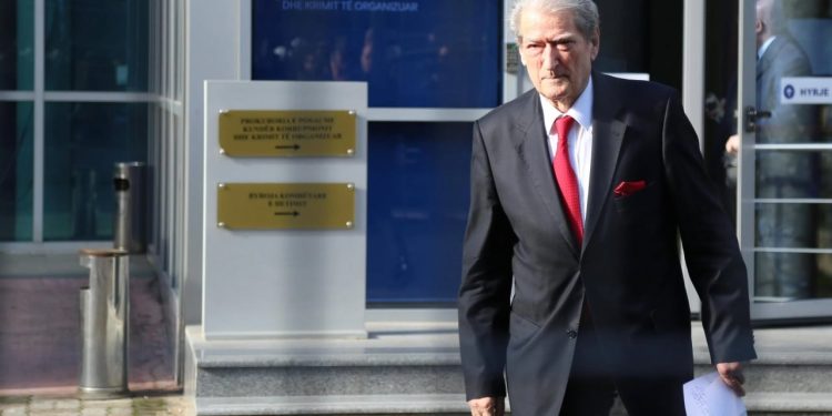 Sali Berisha paraqitet sot në SPAK për të zbatuar masën e sigurisë.