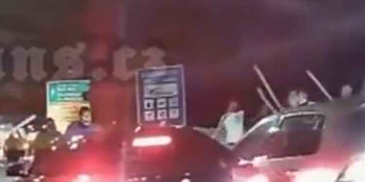 Serbët Në Beograd Sulmojnë Tifozët Polakë të Lech Poznan, Pas Dënimit nga UEFA për Provokim me Kosovën